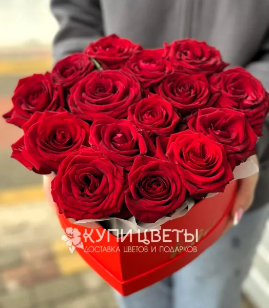 Букет из 15 красных роз в форме сердца