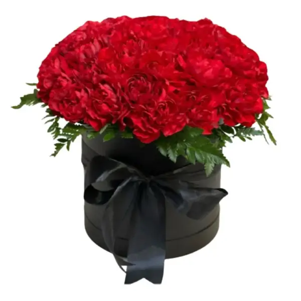 Траурный букет с гвоздиками и зеленью в шляпной коробке