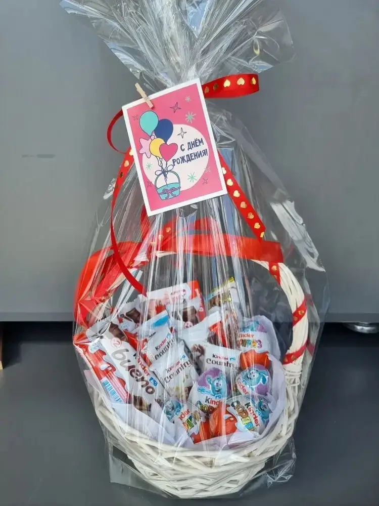 Сладкая корзина с киндерами