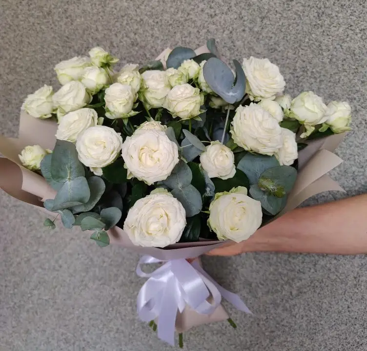 Букет из белых кустовых роз
