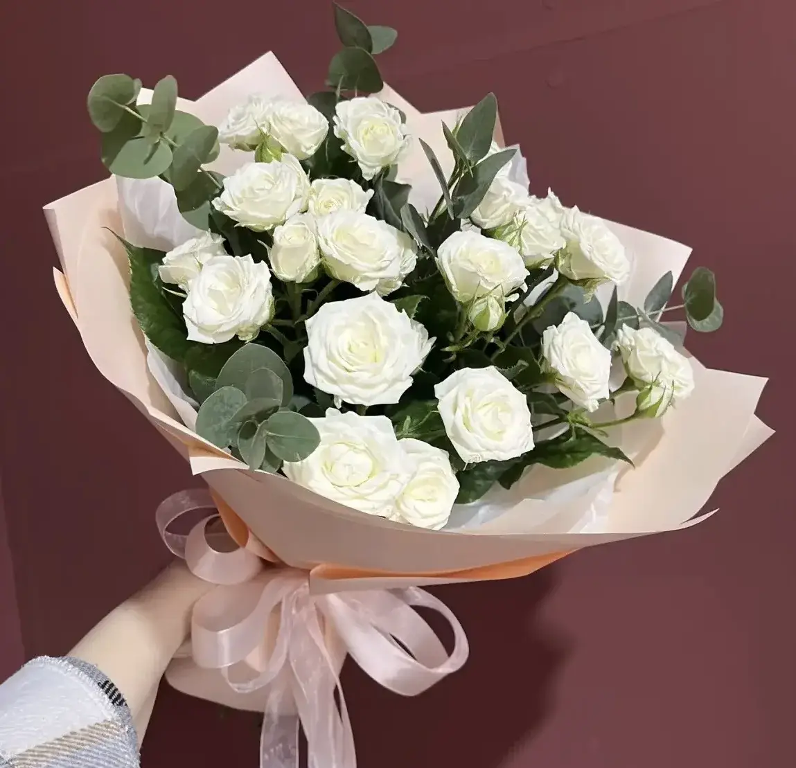 Букет из белых кустовых роз