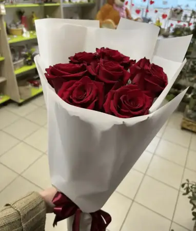 Букет из 7 красных роз в упаковке