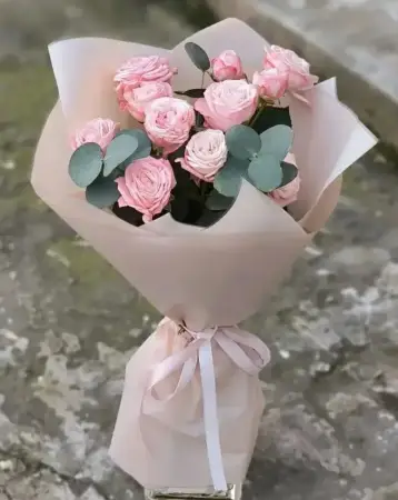Букет из 3 розовых кустовых роз с эвкалиптом