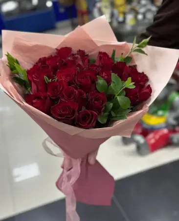 Букет из 25 красных роз в упаковке